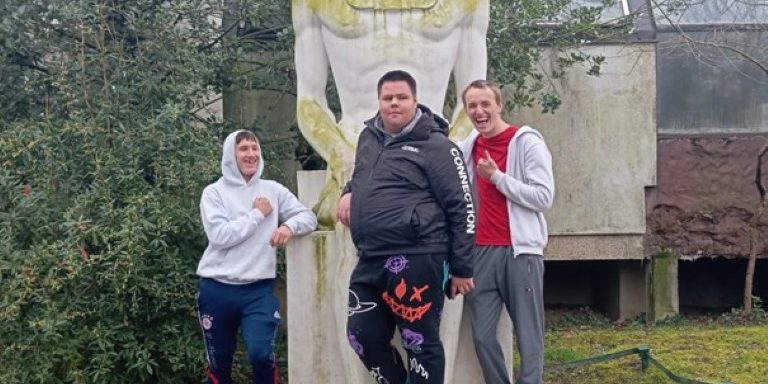 Dana 11.03.2025. posjetili smo Zoo vrt na našem Maksimiru. Posjet nas je toliko inspirirao da smo odlučili i sami urediti naš mali akvarij i diviti se tom mikro svijetu svaki dan. Toplo preporučamo posjetu našem Zoo-u. Odgajatelj Tihomir Mikulić