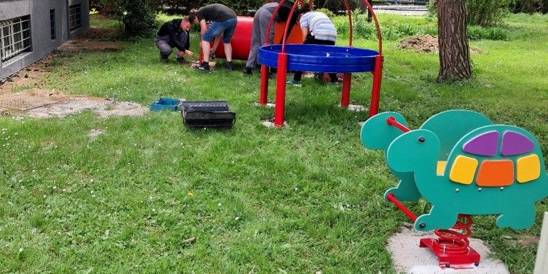 Slika1 Postavljanje sprava na igralište za najmlađe – 14.4. 2025.