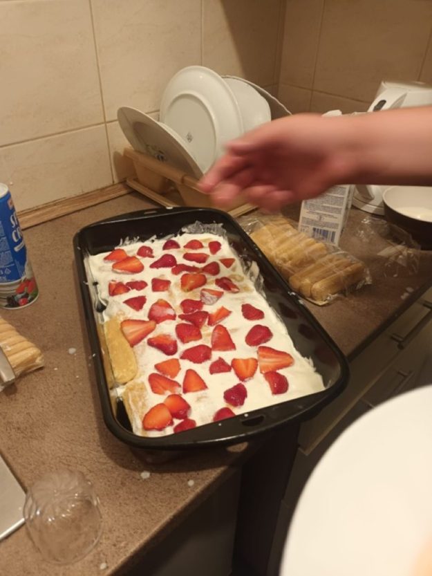 Izrada rođendanske torte za Davida B. u skopu radionice domaćinstva