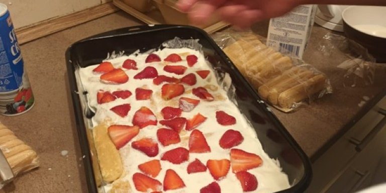 Izrada rođendanske torte za Davida B. u skopu radionice domaćinstva