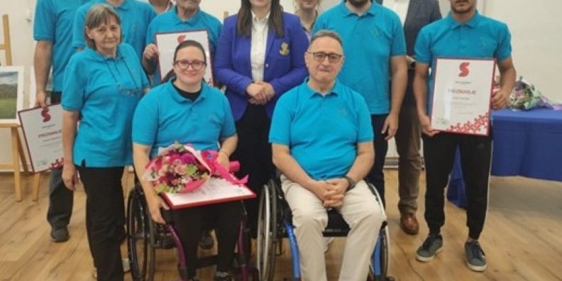 Dana 16.5.2025., gradonačelnica je primila najbolje stolnotenisače Udruge invalida Grada Samobora i Svete Nedelje. Našem Jurici ovo nije prvo priznanje, a osim u stolnom tenisu, osvaja medalje u biciklizmu i plivanju. Bravo, Jurice, samo tako nastavi 😊 COO Lug