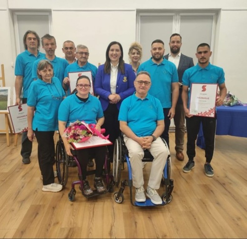 Dana 16.5.2025., gradonačelnica je primila najbolje stolnotenisače Udruge invalida Grada Samobora i Svete Nedelje. Našem Jurici ovo nije prvo priznanje, a osim u stolnom tenisu, osvaja medalje u biciklizmu i plivanju. Bravo, Jurice, samo tako nastavi 😊  COO Lug